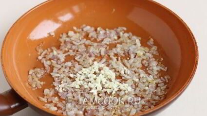 праздничный рулет из свинины с черносливом и орехами