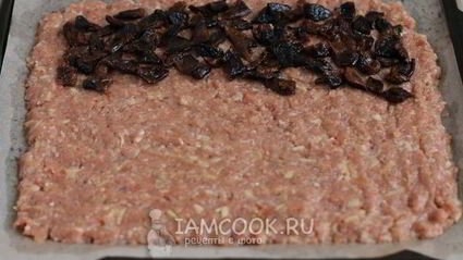 праздничный рулет из свинины с черносливом и орехами