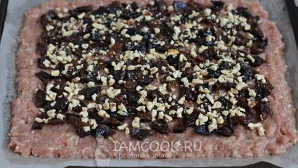 праздничный рулет из свинины с черносливом и орехами