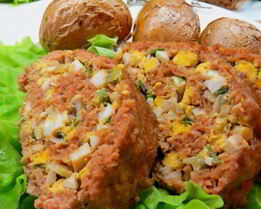 Рулет из фарша с яйцом и луком
