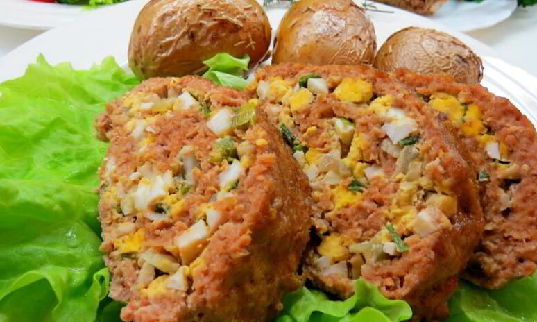 Рецепт рулет из фарша с яйцом и луком