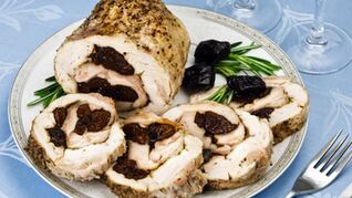 Рулет из курицы с черносливом