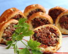 Рулет из слоеного теста с фаршем