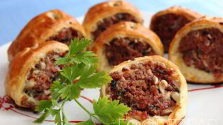 Рулет из слоеного теста с фаршем