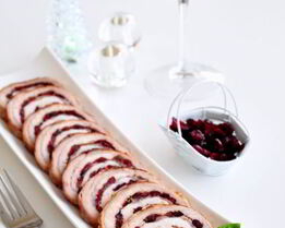 Рулет из свинины с вяленой клюквой и розмарином