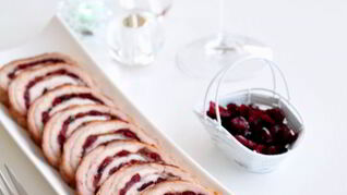 Рулет из свинины с вяленой клюквой и розмарином