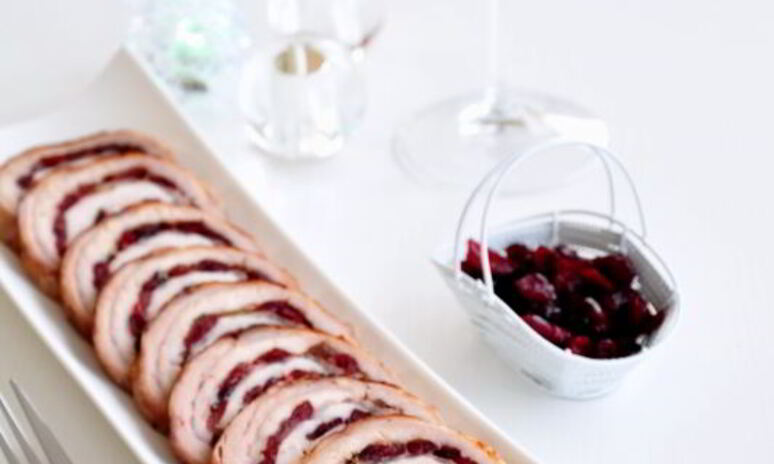 Рецепт рулет из свинины с вяленой клюквой и розмарином