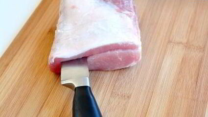 рулет из свинины с вяленой клюквой и розмарином