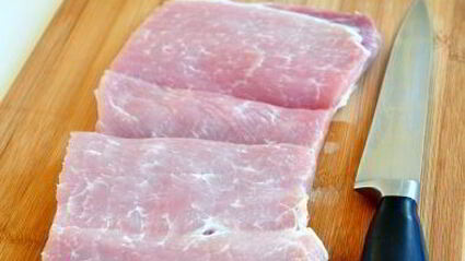 рулет из свинины с вяленой клюквой и розмарином