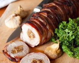 Рулет из свиной вырезки с инжиром