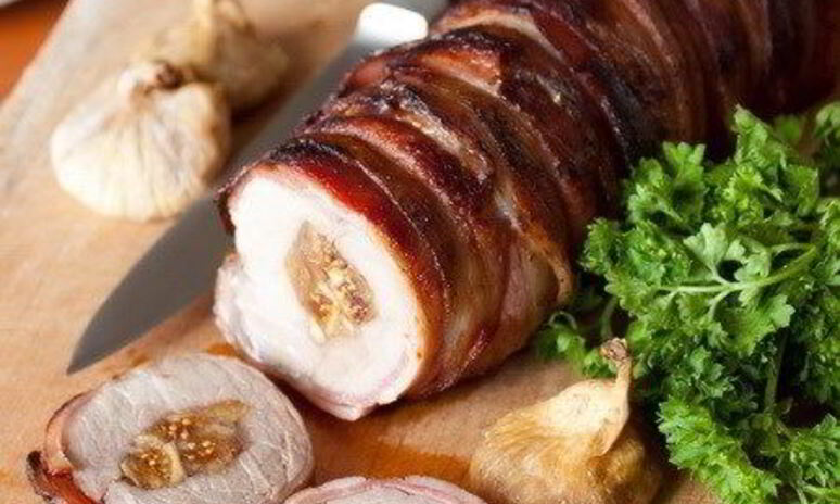 Рецепт рулет из свиной вырезки с инжиром