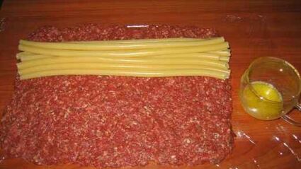 рулет мясной с фаршем и макаронами