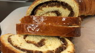 Рулет с черносливом и орехами в медовой корочке