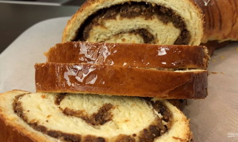 Рецепт рулет с черносливом и орехами в медовой корочке