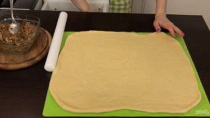 рулет с черносливом и орехами в медовой корочке