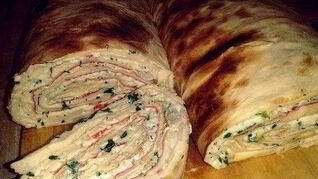 Рулет с крабовыми палочками и плавленым сыром