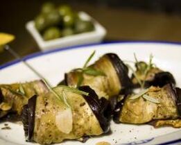 Рулетики из баклажана с чесноком