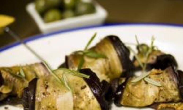 Рецепт рулетики из баклажана с чесноком