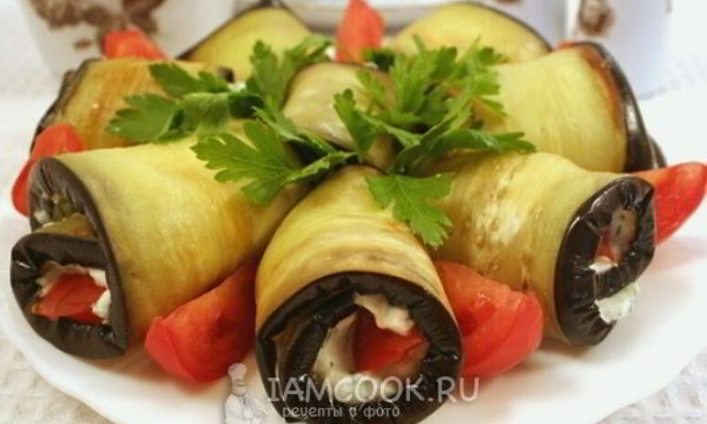 Рецепт рулетики из баклажанов с помидорами и сыром фета