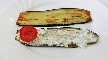 рулетики из баклажанов с помидорами и сыром фета