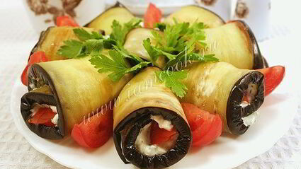 рулетики из баклажанов с помидорами и сыром фета