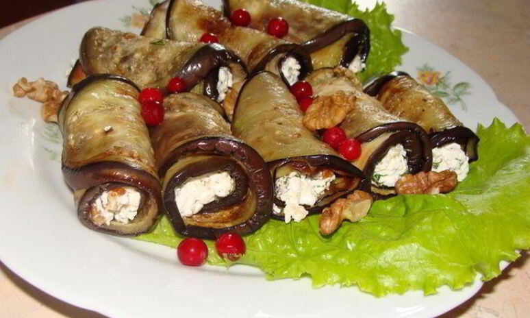 Рецепт рулетики из баклажанов с творожной начинкой