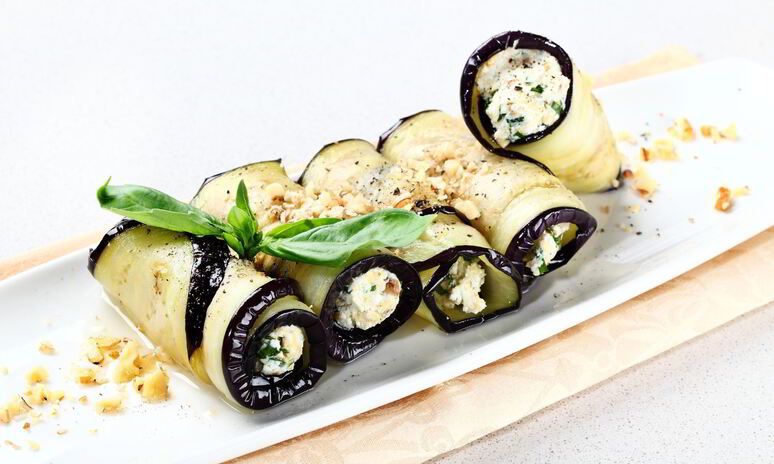 Рецепт рулетики из баклажанов с зеленью и сырным кремом