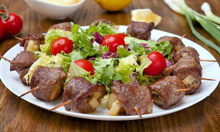 Рецепт рулетики из говядины с ананасом