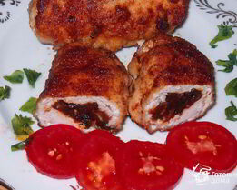 Рулетики из куриной грудки с черносливом