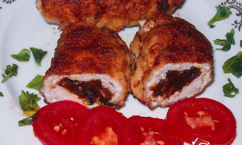 Рецепт рулетики из куриной грудки с черносливом