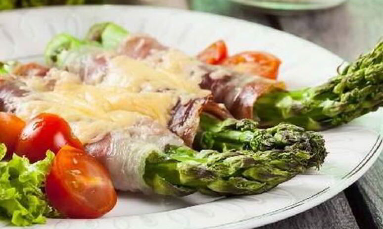 Рецепт рулетики из спаржи с зеленым луком