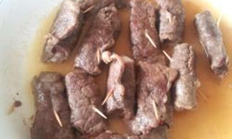 Рецепт рулетики из телятины с беконом и сыром