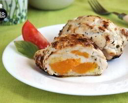 Рулетики куриные с консервированными персиками