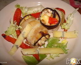 Рулетики с индейкой и сыром с плесенью в беконе