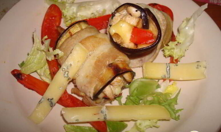 Рецепт рулетики с индейкой и сыром с плесенью в беконе