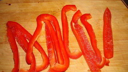 рулетики с индейкой и сыром с плесенью в беконе