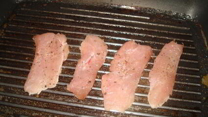 рулетики с индейкой и сыром с плесенью в беконе