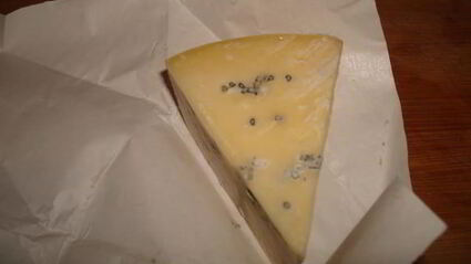 рулетики с индейкой и сыром с плесенью в беконе