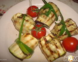 Рулеты из баклажанов с беконом, сыром и зеленью