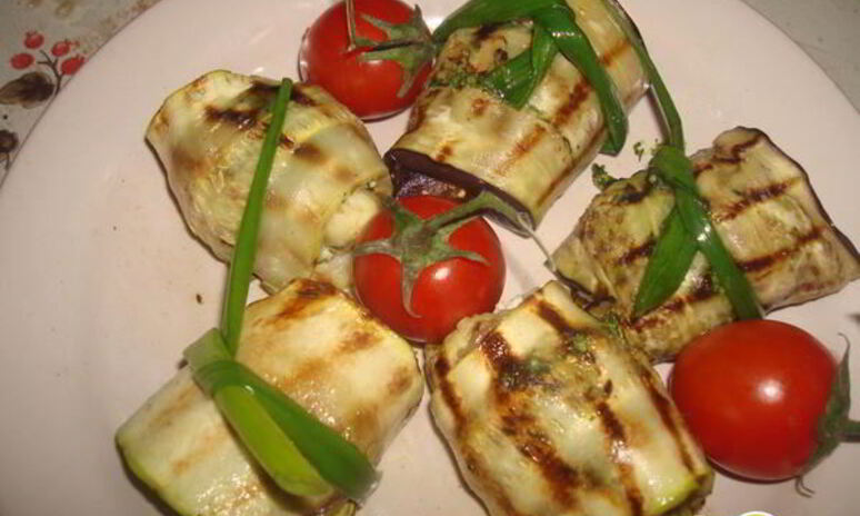 Рецепт рулеты из баклажанов с беконом, сыром и зеленью