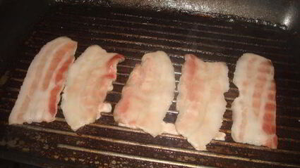 рулеты из баклажанов с беконом, сыром и зеленью