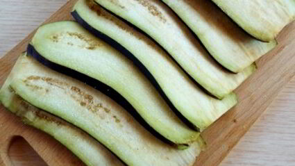 рулеты из баклажанов с сыром и чесноком