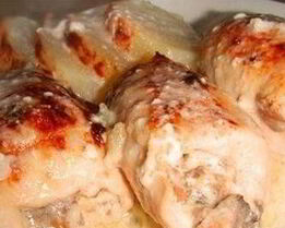 Рулеты из куриной грудки с грибами в сливках