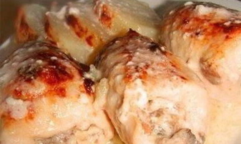 Рецепт рулеты из куриной грудки с грибами в сливках