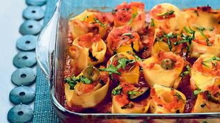 Рулеты из лазаньи с сырной начинкой