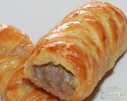 Рулеты со свининой и сосисками в слоеном тесте