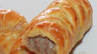 Рулеты со свининой и сосисками в слоеном тесте