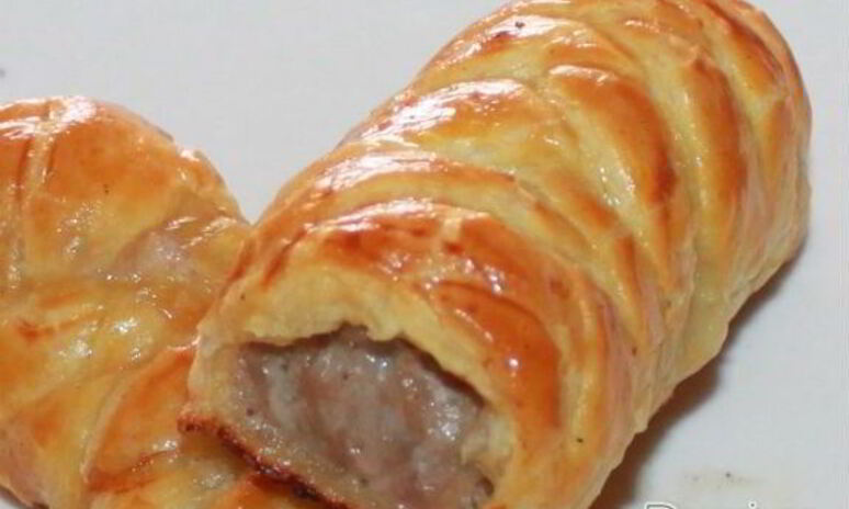 Рецепт рулеты со свининой и сосисками в слоеном тесте