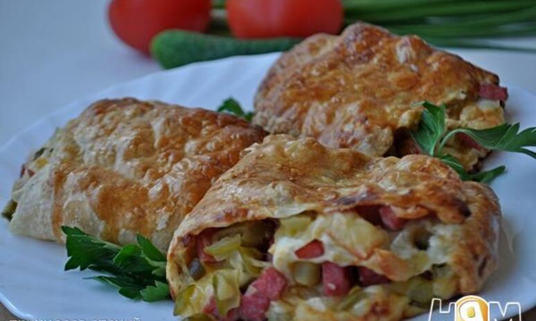 Рецепт слоеный рулет с ветчиной и сыром