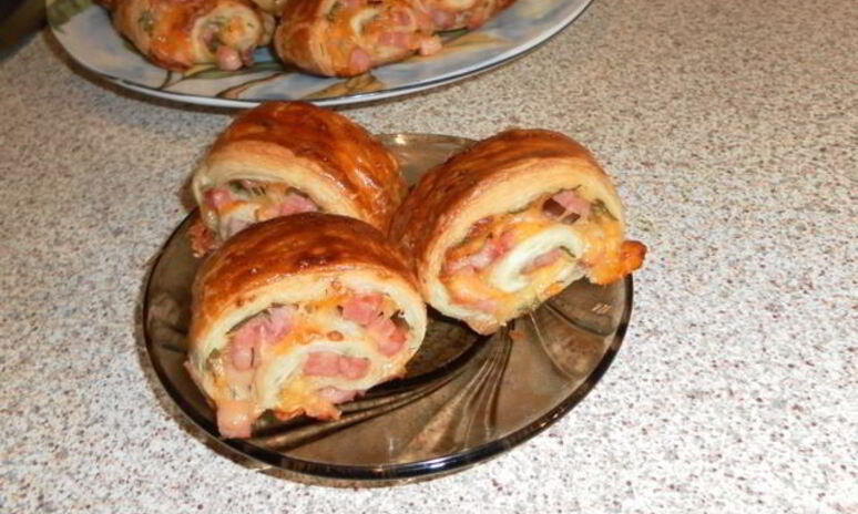 Рецепт слойки-рулетики с зеленью, ветчиной и сыром